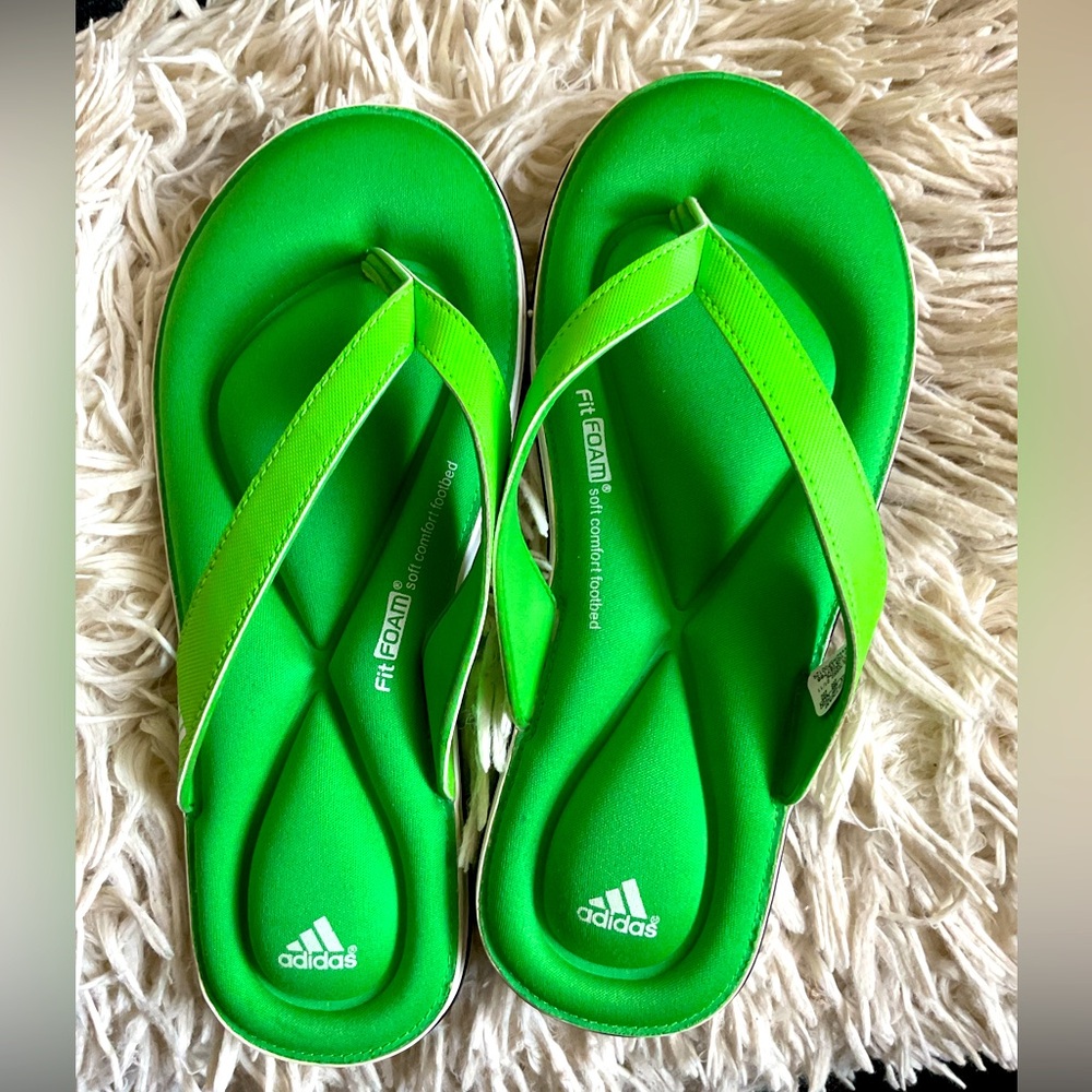 NWT Adidas Women’s Green Sandals with Y-Strap Design. Size 8